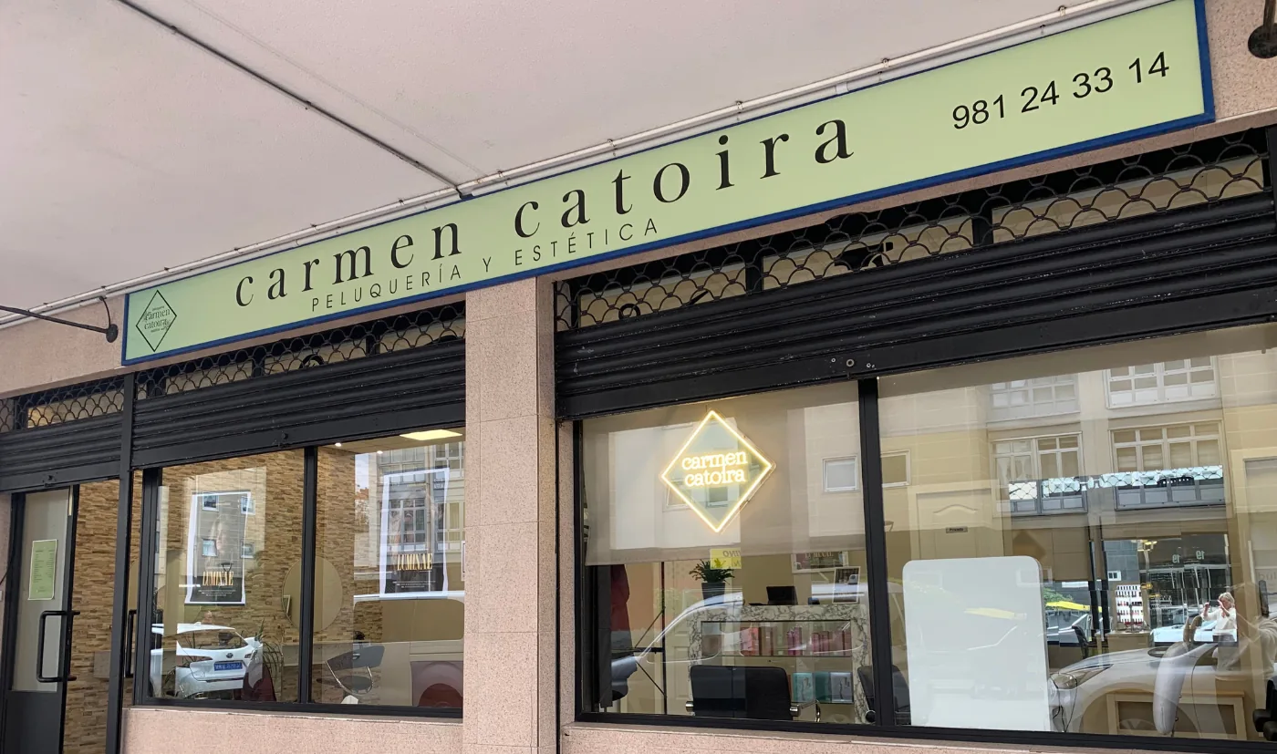 Fachada del salón Carmen Catoira